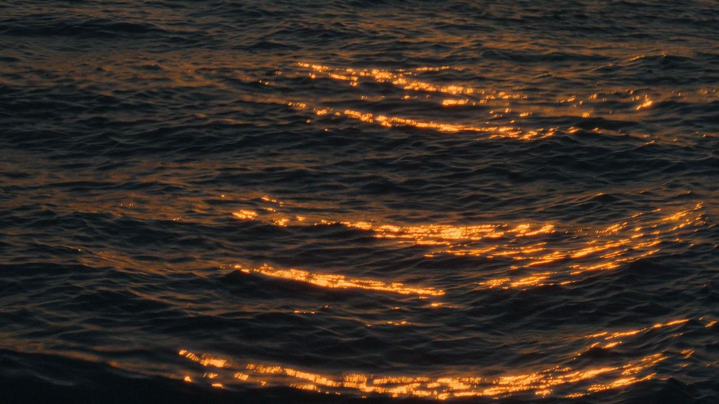 Reflejo del sol sobre el agua
